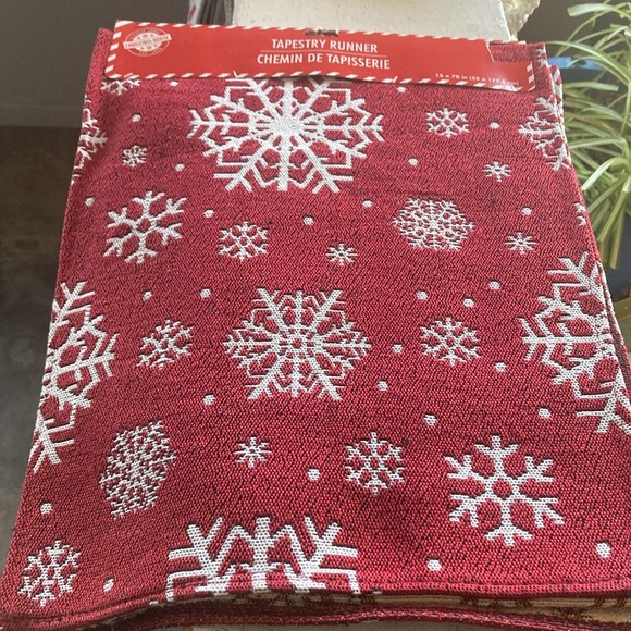 NWT Beautiful Red & White Snowflakes ❄️ Holiday Tapestry Table Runner 70x13 - Picture 12 of 14